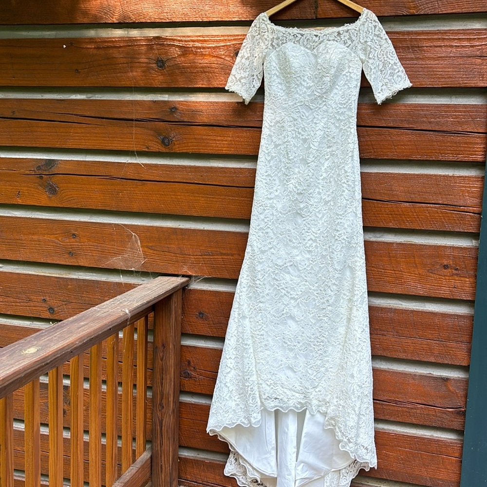 Siqinzheng brand white lace wedding dress size 6. New with tags.